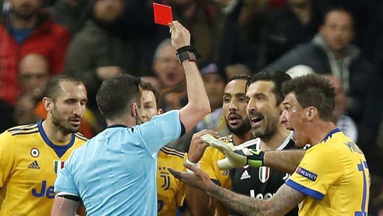 Michael Oliver saat memberikan kartu merah kepada Gianluigi Buffon. Copyright: INDOSPORT