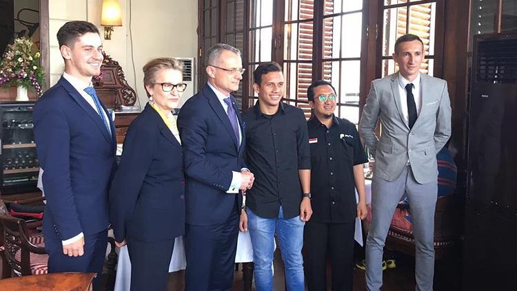 Egy Maulana Vikri dan Yusuf Mansur foto bersama dengan wakil menteri luar negeri Polandia. - INDOSPORT