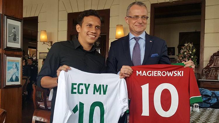 Wakil Menteri Luar Negeri (Wamenlu) Polandia, Marek Magierowski dan Egy Maulana Vikri. - INDOSPORT