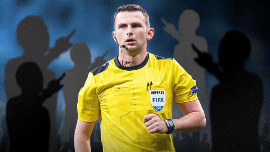 Michael Oliver, wasit asal Inggris yang memberi Gianluigi Buffon kartu merah.