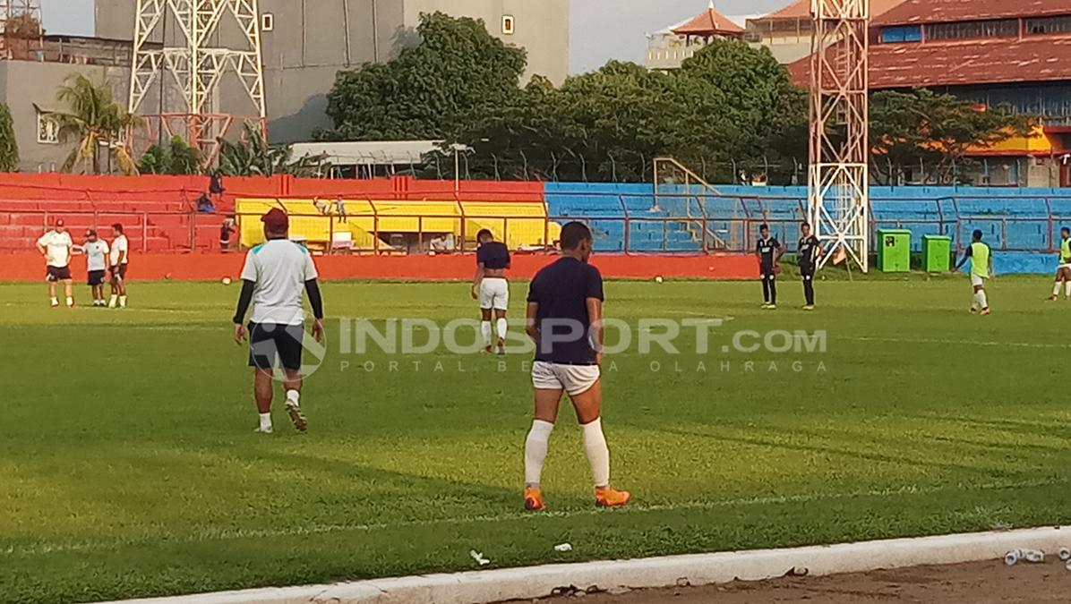 Bruce Djite (Pemain Asing PSM) sedang berlatih khusus ditemani tim medis PSM Makassar. Copyright: Wira Wahyu Utama/INDOSPORT.COM