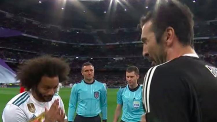 Gaya Marcelo saat menghormati Buffon.