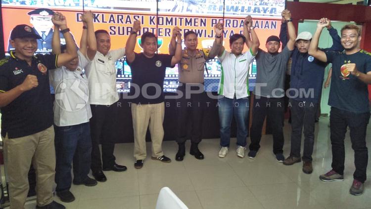 Para pendukung Sriwijaya FC mengukuhkan aksi perdamaian. Copyright: Muhammad Effendi/INDOSPORT