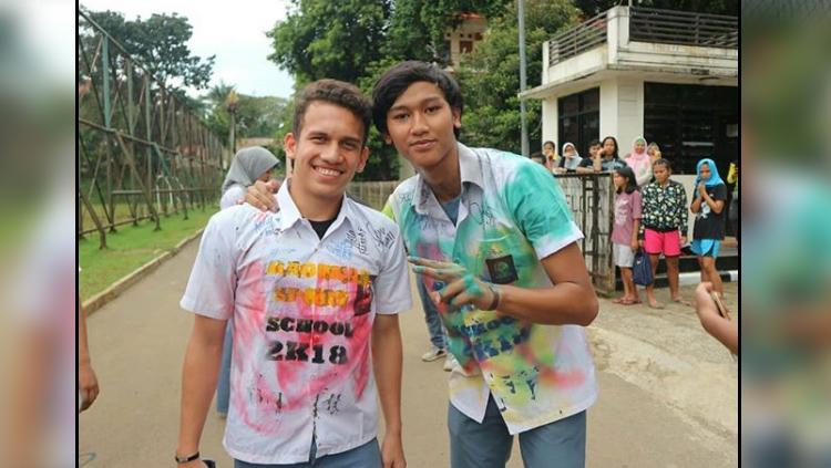 Egy Maulana Vikri (kiri) bersama teman sekolahnya. - INDOSPORT