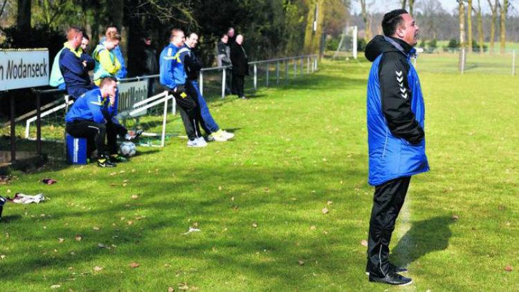 Jhon van Beukering saat tengah memberikan instruksi di pinggir lapangan.