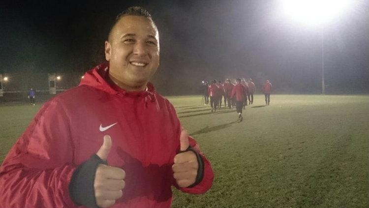 Mantan striker naturalisasi Timnas Indonesia, Jhonny van Beukering, mengaku bahagia  karena kini bekerja sebagai satpam di klub stripis Tilburg, Belanda. - INDOSPORT