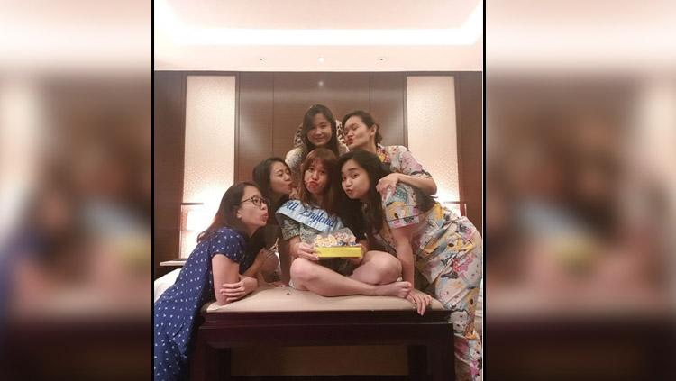 Agnes Mulyadi (tengah) calon istri Marcus Gideon. - INDOSPORT
