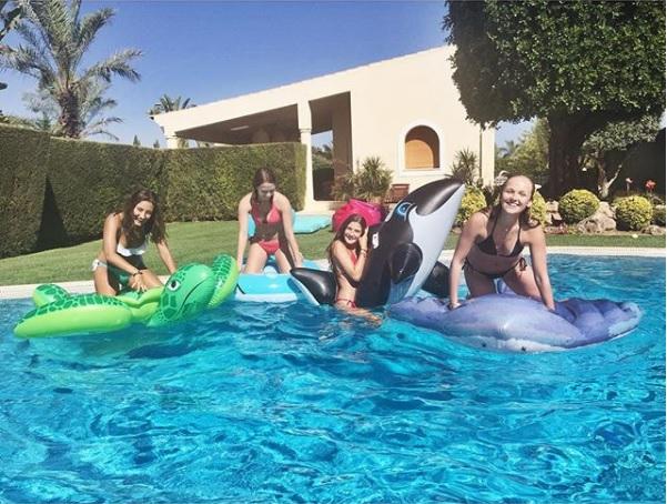 Matilde saat berenang bersama teman-temannya. Copyright: Instagram.com/matildefmf