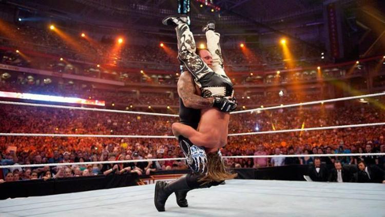 Salah satu gerakan popueler Undertaker, Tombstone Piledriver