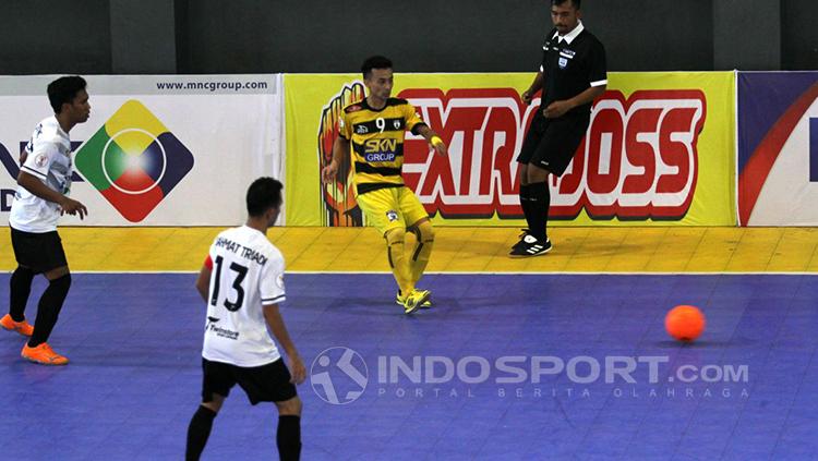 Dumai (putih) berhasil menang 3-2 atas SKN FC (kuning). - INDOSPORT