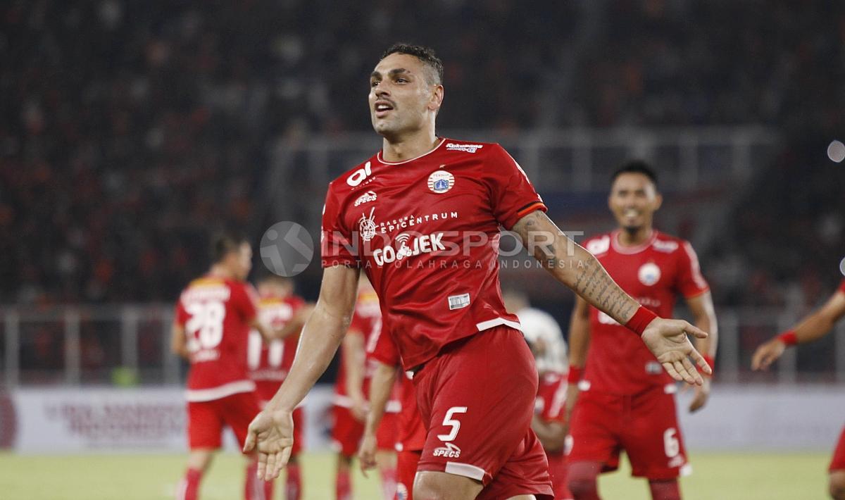 Selebrasi bek Persija Jakarta, Jaimerson da Silva saat buat gol lawan Borneo FC.