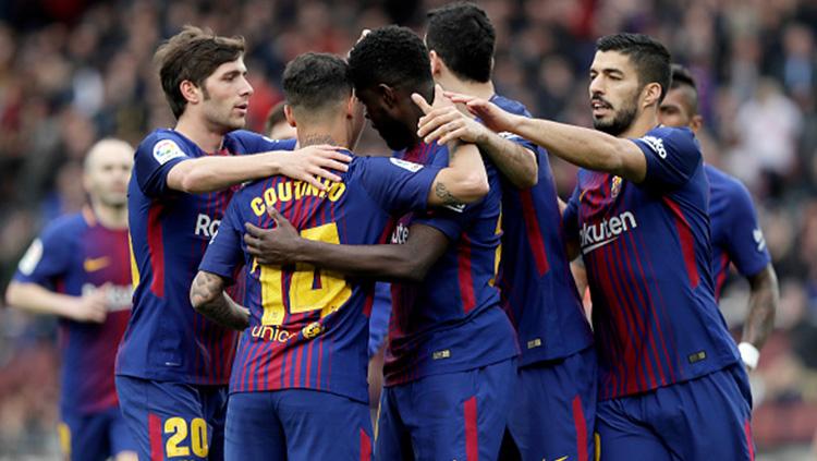 Para pemain Barcelona marayakan gol Samuel Umtiti ke gawang Valencia.