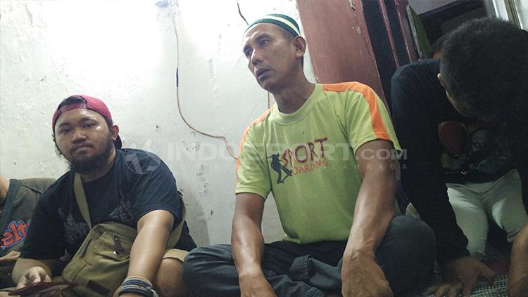Paman Micko Pratama sedang berbincang mengenai kasus yang menimpa keponakannya.