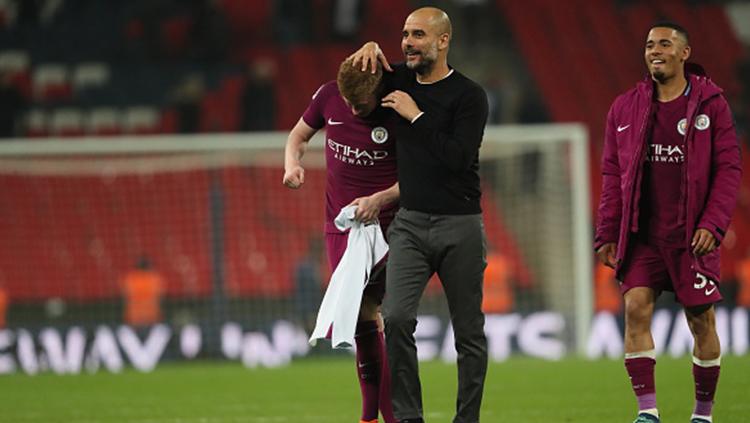 Pep Guardiola merangkul Kevin de Bruyne usai anak asuhnya mengalahkan Tottenham 3-1. - INDOSPORT
