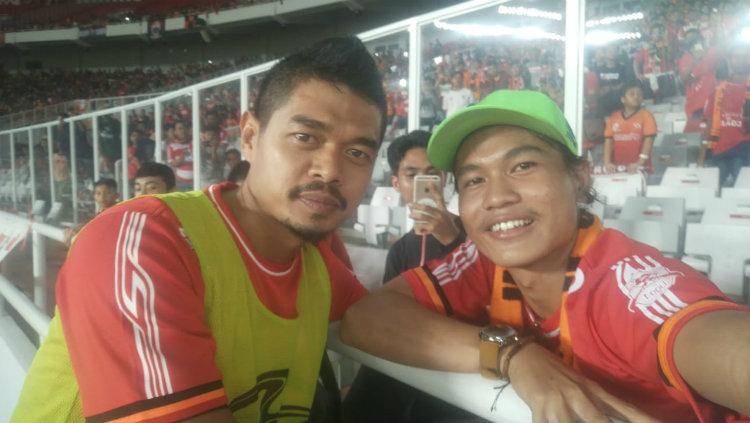 Bambang Pamungkas (kiri) dan The Jakmania penyandang disabilitas Ivo Syahdan (kanan). - INDOSPORT
