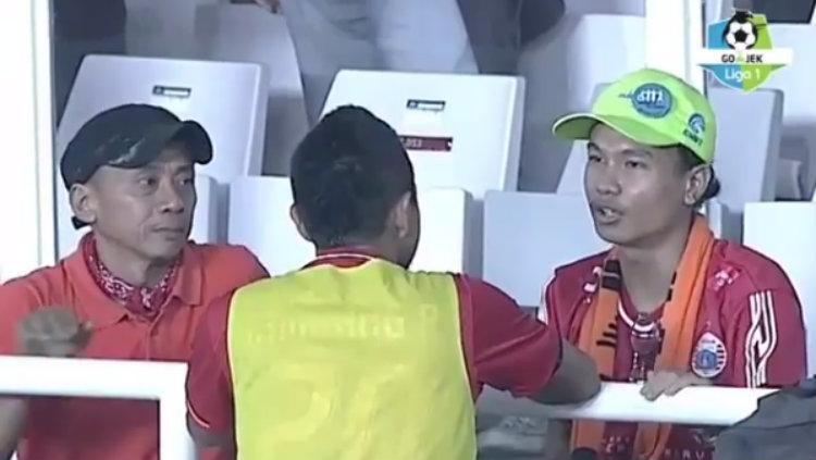 Bambang Pamungkas (kiri) dan The Jakmania penyandang disabilitas Ivo Syahdan (kanan). - INDOSPORT