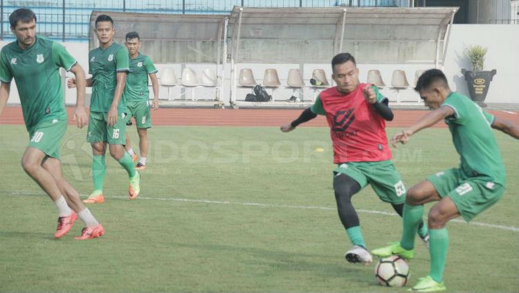 Frets Butuan berusaha melewati hadangan Erwin Ramdani - INDOSPORT