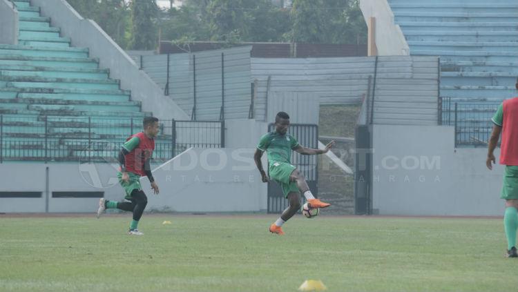 Wilfried Yessoh sedang mengontrol bola dalam latihan PSMS Medan.