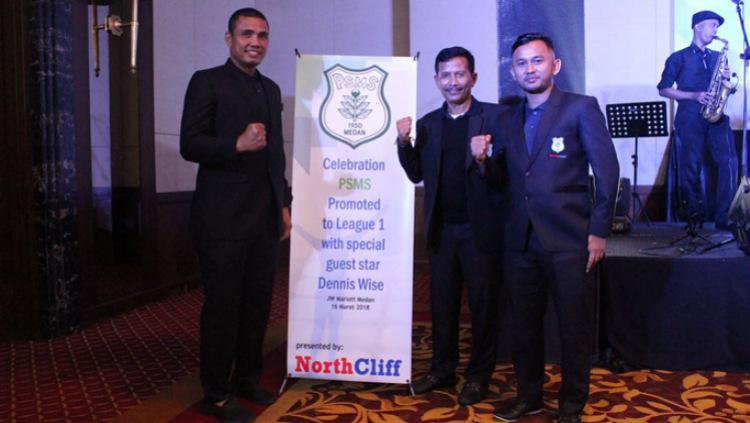 Muhammad Yusup Prasetyo berfoto dengan Djajang Nurdjaman dan Sahari Gultom - INDOSPORT