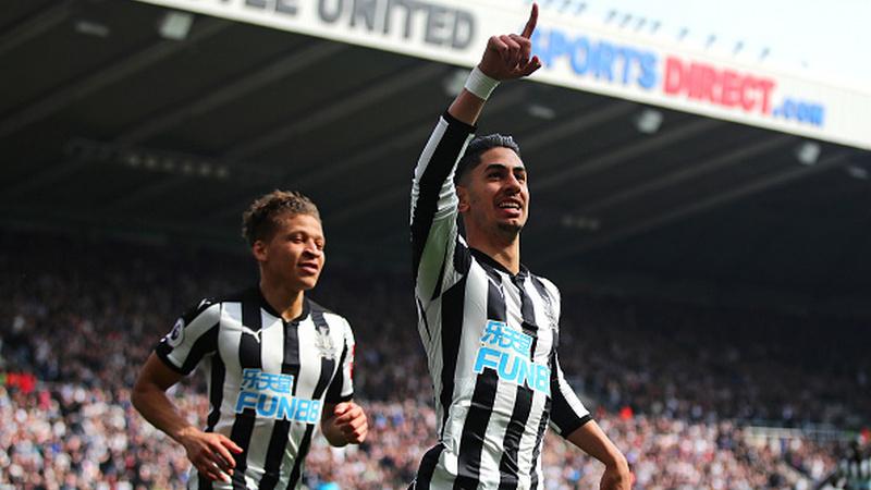 Ayoze Perez merayakan golnya ke gawang Arsenal.