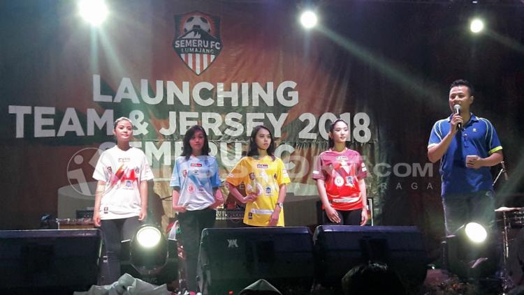 Sonny Agus Santoso ketika menjabarkan jersey Persigo Semeru FC, merah (home), putih (away), biru dan kuning (kiper)