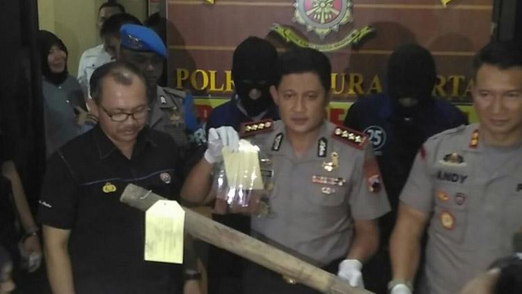 Barang bukti penganiayaan Bonek.