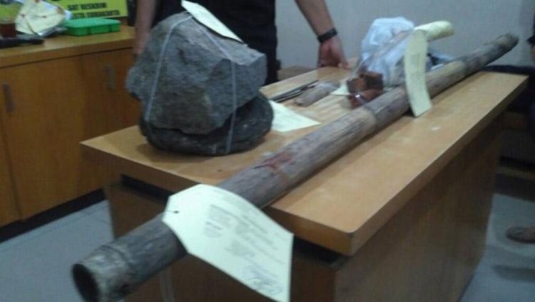 Barang bukti penganiayaan Bonek.