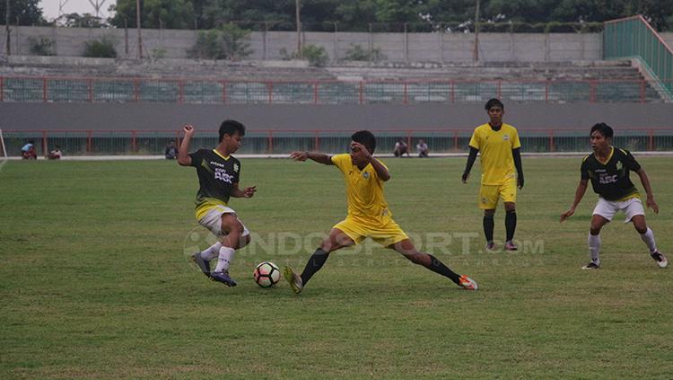 Situasi pertandingan Gresik United pada pertandingan uji coba melawan Persegres Gresik Putra. - INDOSPORT