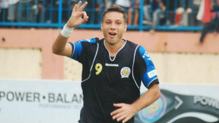 Masih ingat dengan Roman Chmelo? Pemain asal Slovakia ini bisa dibilang sebagai pesepakbola tersukses dari Eropa saat berkarier di Tanah Air bersama Arema Indonesia.