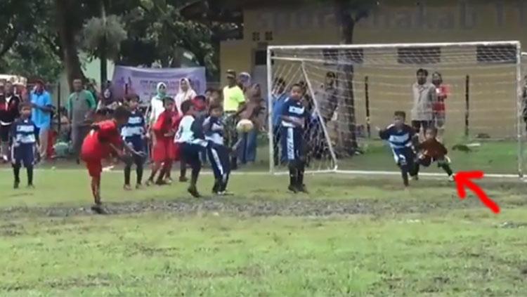 Kecil-kecil sudah jago jadi kiper - INDOSPORT