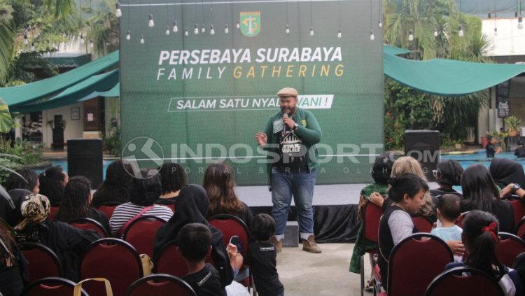 Suasana perkenalan nama istri pemain Persebaya pada family gathering