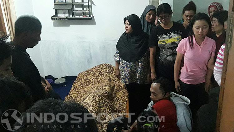Jenazah korban Dimas Duha yang dihadiri oleh para rekan serta kerabat. - INDOSPORT