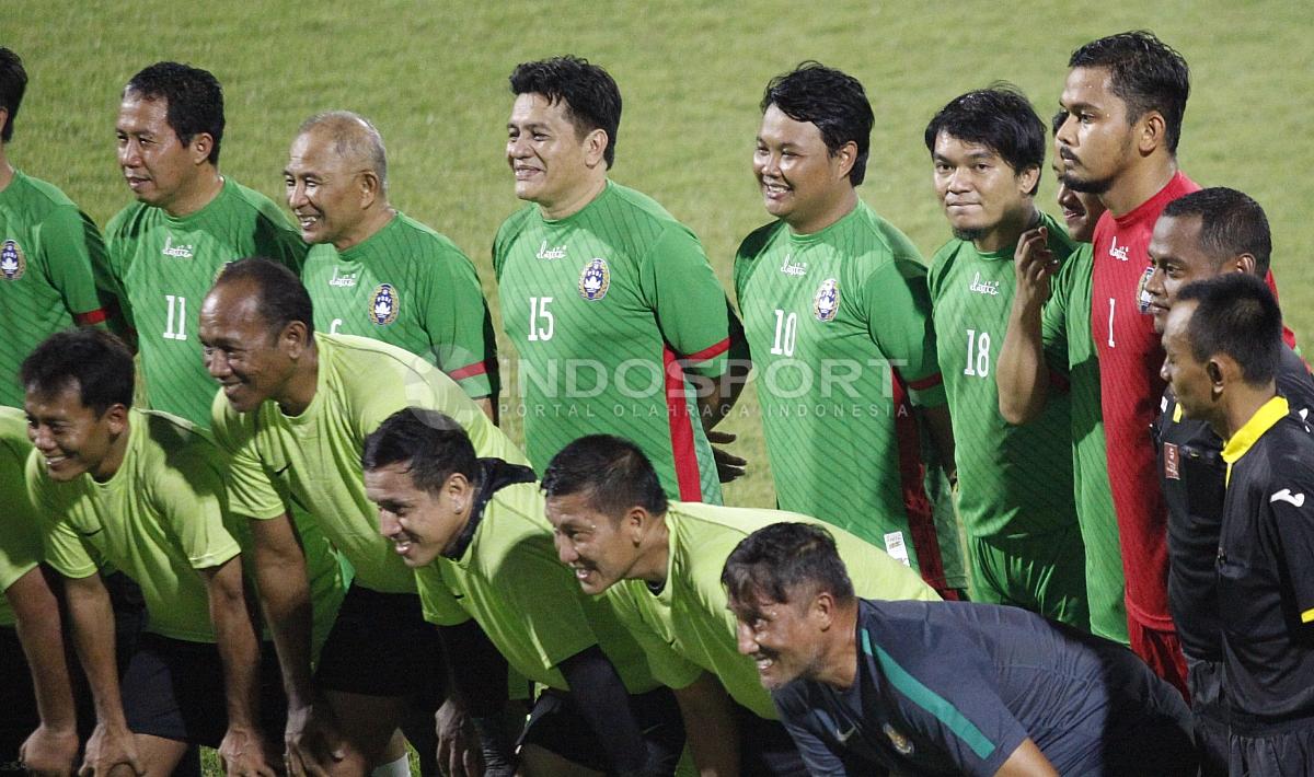 Para Legenda dan pengurus PSSI foto bersama sebelum pertandingan.