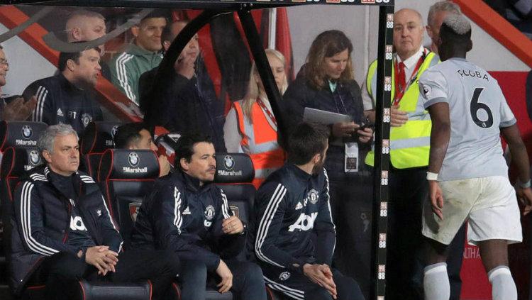 Paul Pogba usai diganti dan tidak menyalami Jose Mourinho. - INDOSPORT