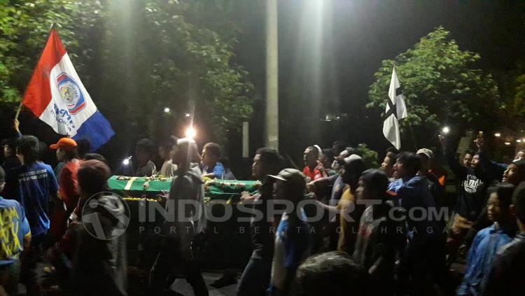 Aremania antar almarhum Dhimas dikebumikan. - INDOSPORT