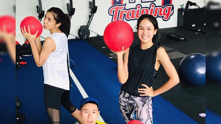 Mikha Tambayong dan Maudy Ayunda saat olahraga bersama. - INDOSPORT