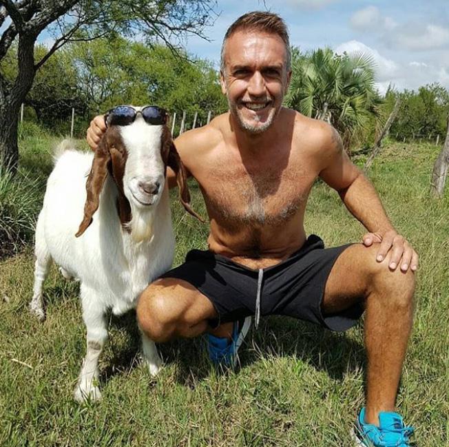 Batistuta saat ternak kambing Copyright: instagram@gabriel_batistuta