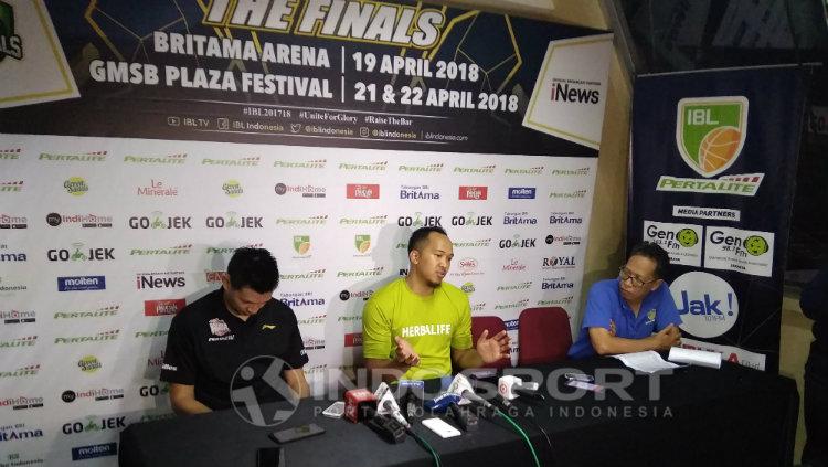Pelatih Satria Muda Youbel Sondakh, dan Arki Dikania Wisnu.