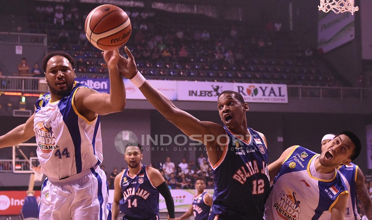 Duel sengit para pemain Satria Muda Pertamina Jakarta vs Pelita Jaya Jakarta di Final IBL musim lalu.
