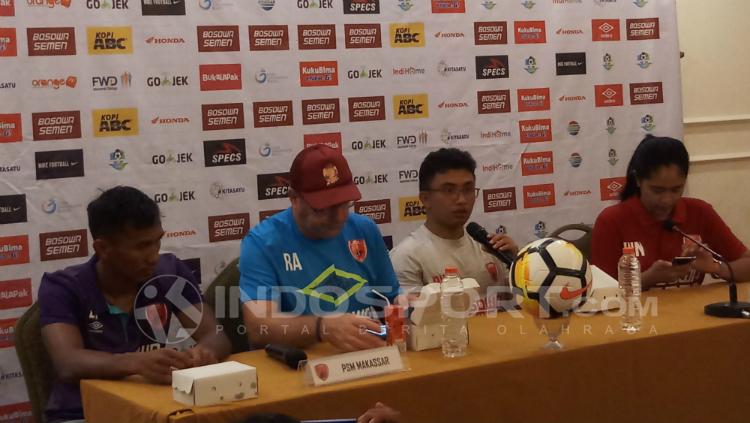 Zulkifli Syukur, Robert Rene Alberts, dalam sesi konferensi pers, Jumat (20/04/18). - INDOSPORT