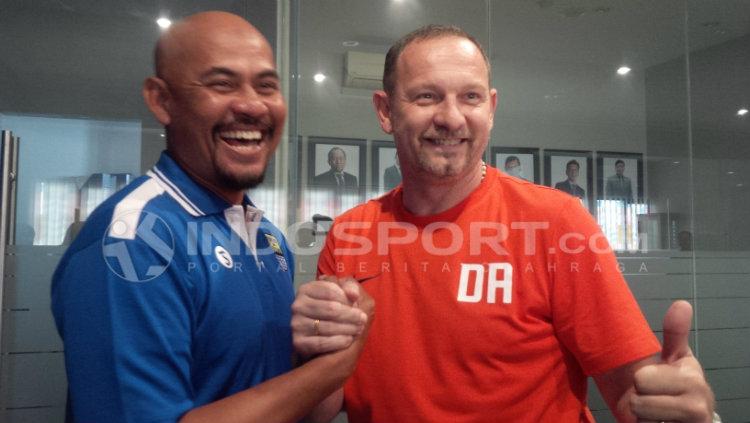 Asisten Pelatih Persib, Herrie Setyawan (kiri) dan Pelatih Borneo FC, Dejan Antonic (kanan). - INDOSPORT