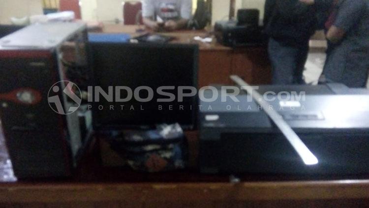 Barang bukti berupa printer untuk alat fotocopy yang dilakukan untuk menggandakan tiket palsu laga PSMS vs Perseru. Copyright: Kesuma Ramadhan/INDOSPORT