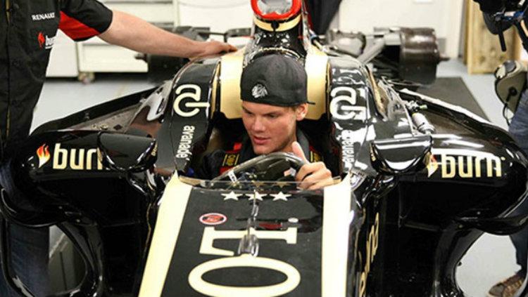 Avicii saat mengendarai mobil balap Formula 1. - INDOSPORT