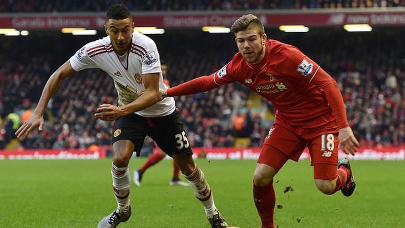 Indosport - Jesse Lingard vs Alberto Moreno, pemain Liverpool.