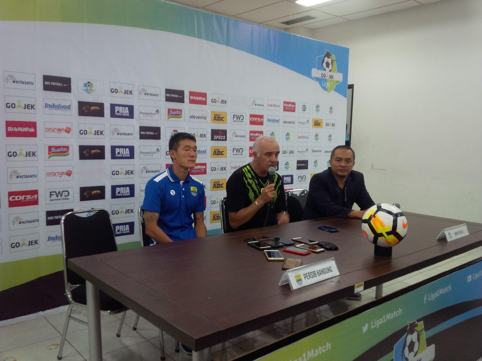 Indosport - Pelatih Persib, Mario Gomez, bersama dengan Oh In-Kyun menghadiri konferensi pers usai laga Persib vs Borneo.