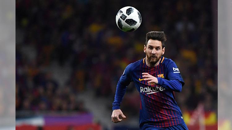 Lionel Messi saat mengejar bola.
