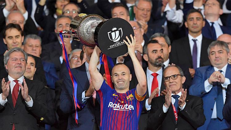 Inniesta mengangkat trophy Copa del Rey 2017/18 - INDOSPORT