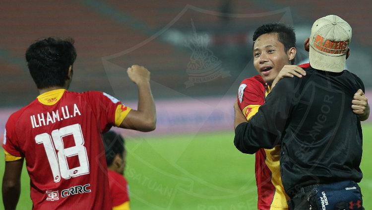 Pemain Selangor FA Ilham Udin Armaiyn dan Evan Dimas.