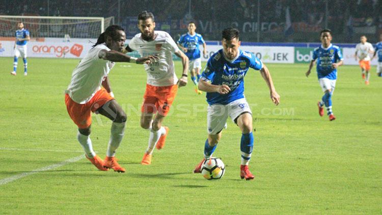 Jonathan Bauman tengah mengontrol bola dan dikawal ketat dua pemain Borneo FC yakni El Hadji dan Diego Michiels.
