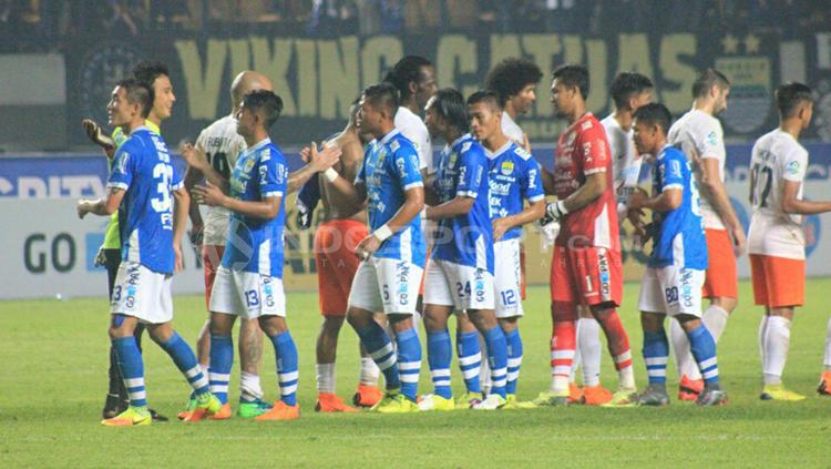 Para pemain Persib Bandung dan Borneo FC melakukan jabat tangan usai laga.